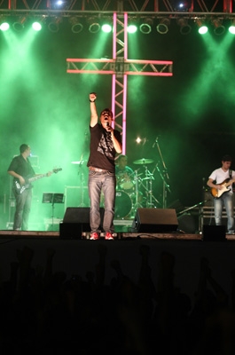 O cantor Dunga, da Canção Nova, uma das atrações mais esperadas pelos jovens, levou milhares de pessoas ao palco central do Hallel na noite de sábado